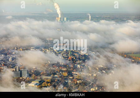 Blick auf die Innenstadt von Hamm durch die niedrigen Nebel, Pauluskirche, neue Lippe Projekt Kanalkante, zwischen Hamm-Lippewiesen flughafen Stockfoto