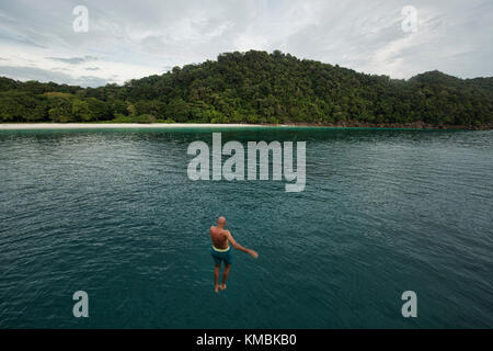 Springen im Paradies, Mergui Archipel, Myanmar Stockfoto