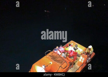 Segler, die dem Unmanned Undersea Vehicle Squadron 1 (UUVRON 1) zugeordnet sind und mit dem Undersea Rescue Command (URC) operieren, setzen ein unbemanntes Unterwasser-Fahrzeug (UUV) von einem kleinen Boot aus dem norwegischen Bauunterstützungsschiff Skandi Patagonia ein, mit Hilfe von Besatzungsmitgliedern und argentinischen Navy Partnern. Undersea Rescue Command, die einzige U-Boot-Rettungseinheit der US Navy, mobilisierte, um die Such- und Rettungsbemühungen der argentinischen Regierung für das Diesel-elektrische U-Boot A.R.A. der argentinischen Navy zu unterstützen San Juan (S 42). (USA Marineblau Stockfoto