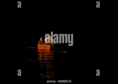 Segler, die dem Unmanned Undersea Vehicle Squadron 1 (UUVRON 1) zugeordnet sind und mit dem Undersea Rescue Command (URC) operieren, setzen ein unbemanntes Unterwasser-Fahrzeug (UUV) von einem kleinen Boot aus dem norwegischen Bauunterstützungsschiff Skandi Patagonia ein, mit Hilfe von Besatzungsmitgliedern und argentinischen Navy Partnern. Undersea Rescue Command, die einzige U-Boot-Rettungseinheit der US Navy, mobilisierte, um die Such- und Rettungsbemühungen der argentinischen Regierung für das Diesel-elektrische U-Boot A.R.A. der argentinischen Navy zu unterstützen San Juan (S 42). (USA Marineblau Stockfoto