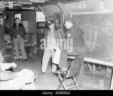 Von links nach rechts Flugleute Don Coleman, Dan Oxley, Maj. Donald Jones und LT. Col. Richard Neece besprechen Flugbetrieb während einer Pilotbesprechung bei der North Dakota Air National Guard, Hector Field, Fargo, N.D., um 1948. Stockfoto