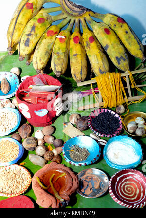 Platte mit heiligen Elemente für Puja (Gebete) Stockfoto