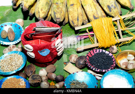 Platte mit heiligen Elemente für Puja (Gebete) Stockfoto