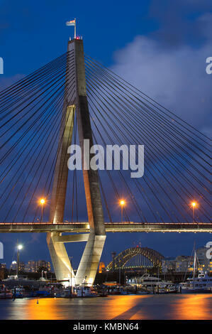 Anzac Bridge bei Nacht, Glebe, Sydney, New South Wales (NSW), Australien Stockfoto