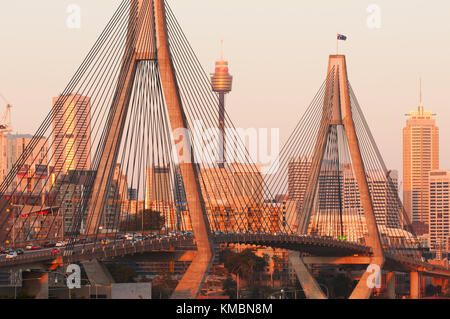 Anzac Bridge und der Sydney Tower bei Sonnenuntergang, Glebe, Sydney, New South Wales (NSW), Australien Stockfoto