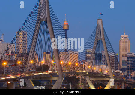 Anzac Bridge und der Sydney Tower bei Nacht, Glebe, Sydney, New South Wales (NSW), Australien Stockfoto