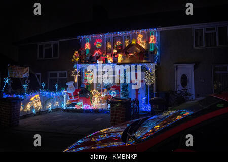 Ein Haus in Weihnachtslichter auf Stockdale Straße in Dagenham eingerichtet, Geld für Saint Francis Hospiz. Stockfoto