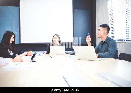 Asiatische Geschäftsleute und mit Notebook für Konferenz und Business Frauen Lächeln glücklich für die Gruppe Stockfoto