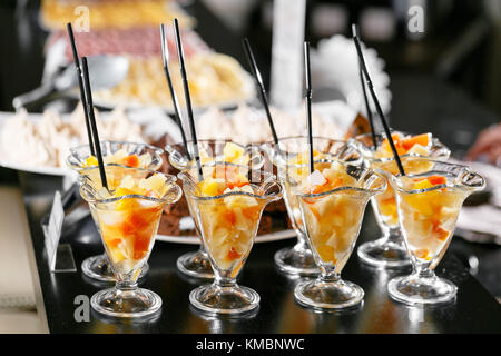 Dessert mit Fruchtstückchen. am Morgen im Hotel Frühstücksbuffet. dessert Fruchtcocktail in Cups Stockfoto