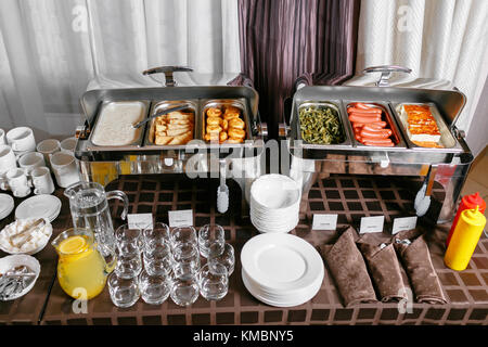 Viele buffet beheizte Fächer bereit für Service. Frühstück im Hotel catering Buffet, Metallbehälter mit warmen Mahlzeiten Stockfoto