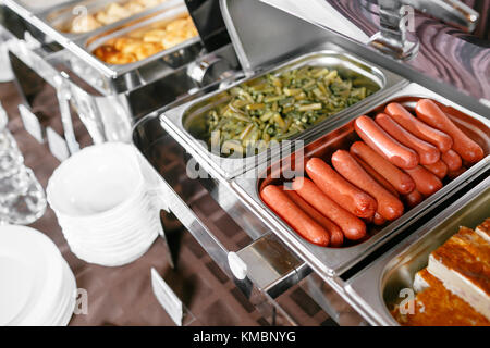 Viele buffet beheizte Fächer bereit für Service. Frühstück im Hotel catering Buffet, Metallbehälter mit warmen Mahlzeiten Stockfoto