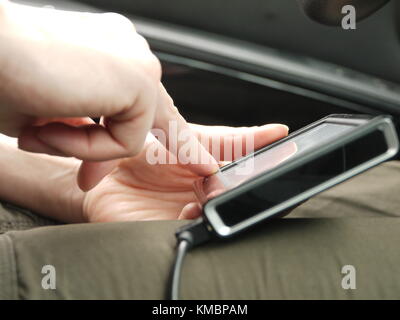 Gps-Navigationssystem des Fahrzeugs in einer Hand Stockfoto