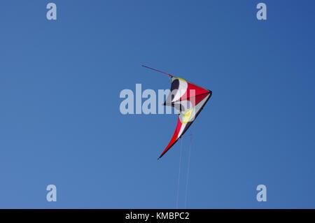 Drachen in klaren, blauen Himmel Stockfoto