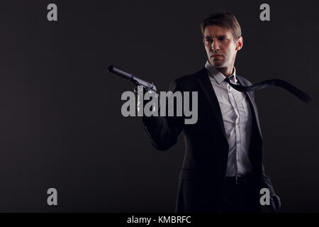 Porträt der Mann in Leder Handschuhe mit Gewehr auf schwarzen Hintergrund isoliert. Stockfoto