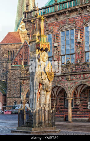 Mittelalterliche Statue des Ritters Roland vor dem Bremer Rathaus Stockfoto