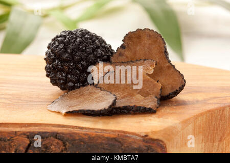 Schwarze Trüffel Pilze auf Schneidebrett Stockfoto