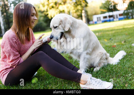 Foto von Frau auf Spaziergang mit Labrador, Paw Stockfoto