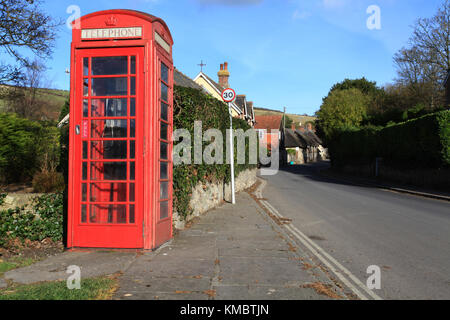 Traditionelles rotes britische Telefonzelle in ländlichen Dorset Stockfoto