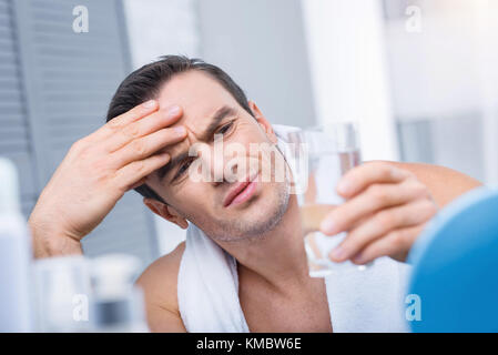Wütend hoffnungsloser Mann erleben Ache Stockfoto