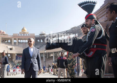 Bürgermeister für London Sadiq Khan Kreuze am Grenzübergang Wagah aus Indien in Pakistan. Stockfoto