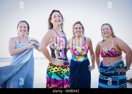 Porträt Lächeln, selbstbewussten weiblichen Open water Schwimmer aus Trocknen mit Handtücher Stockfoto