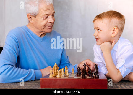 Freuen nette Junge spielt Schach Stockfoto