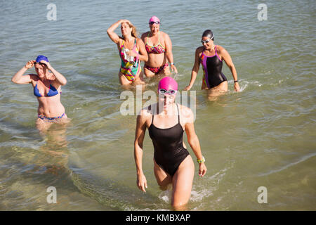 Ansicht von oben weiblichen Schwimmer im offenen Wasser waten im sonnigen Ozean Stockfoto