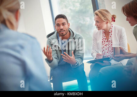 Schreiben von Notizen mit Gruppentherapie in Sitzung Therapeut Stockfoto, Bild: 65877250 - Alamy