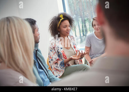 Frau im Gespräch in der Gruppentherapie Stockfoto