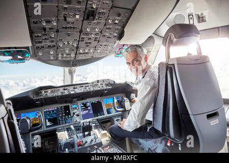 Portrait zuversichtlich männlichen Piloten im Flugzeug-Cockpit Stockfoto