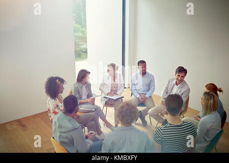 Die Menschen reden in einem Kreis in der Gruppe Therapie Sitzung Stockfoto