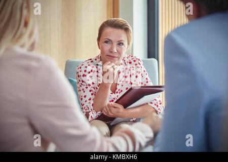 Therapeut Hören zu paar in Paare Therapie Beratung Sitzung Stockfoto