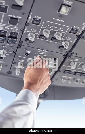 Pilot Einstellung Steuerungsinstrumente im Flugzeug-Cockpit Stockfoto