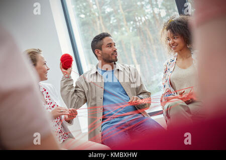 Gruppentherapie-Sitzung, die Teambuilding Übung mit Garn Stockfoto