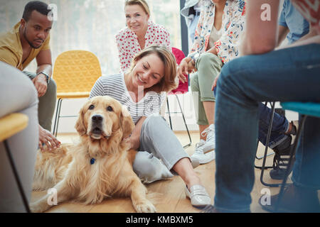 Frau Streichelhund in der Gruppe Therapiesitzung Stockfoto