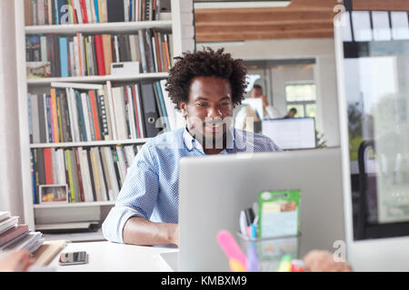 Geschäftsmann, arbeiten am Laptop im Büro Stockfoto