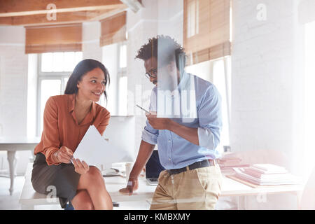 Business-Leute diskutieren Papierkram im Büro Stockfoto