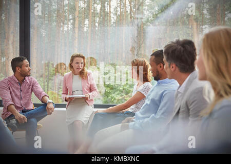 Therapeut leitet Gruppentherapie Sitzung Stockfoto