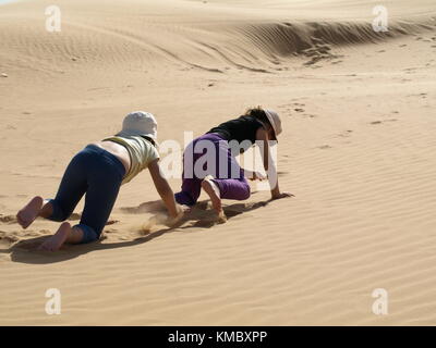2 Mädchen auf einer Sanddüne Stockfoto