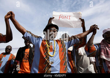 François Menschen Feiern des Präsidenten der Adama Barrow Jahr Jubiläum bei der Buffer-Zone Fußball Park in Latrikunda, Gambia Stockfoto