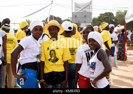 Tausende von Menschen versammelt, Präsident von Adamas Barrow ein Jahr Jubiläum zu feiern. Barrow ist sehr beliebt bei den jungen Gambians Stockfoto