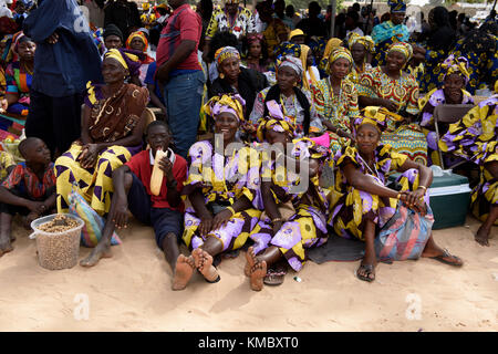 Tausende von Gambians versammelt ein Präsident von Adamas Barrow Jahr Jubiläum bei der Buffer-Zone Fußball Park in Latrikunda zu feiern, Gambia Stockfoto