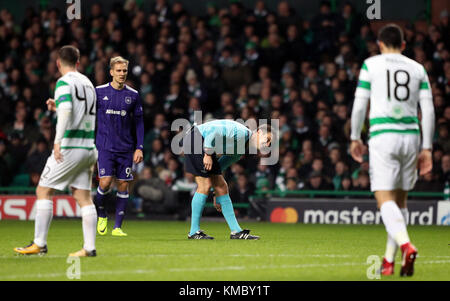 Schiedsrichter Matej Kanne während der UEFA Champions League Spiel bei Celtic Park, Glasgow. PRESS ASSOCIATION Foto. Bild Datum: Dienstag, Dezember 5, 2017. Siehe PA-Geschichte FUSSBALL-Celtic. Photo Credit: Andrew Milligan/PA-Kabel Stockfoto