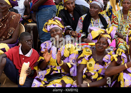 Tausende von Gambians versammelt ein Präsident von Adamas Barrow Jahr Jubiläum bei der Buffer-Zone Fußball Park in Latrikunda zu feiern, Gambia Stockfoto