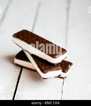 Eis Sandwiches auf Holz- Hintergrund Stockfoto