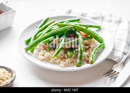 Fleisch mit Reis und grünen Bohnen Stockfoto