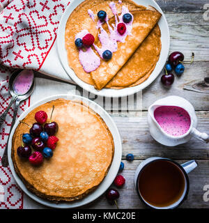 Pfannkuchen mit Beeren auf Holz- Hintergrund Stockfoto