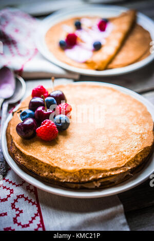 Pfannkuchen mit Beeren auf Holz- Hintergrund Stockfoto