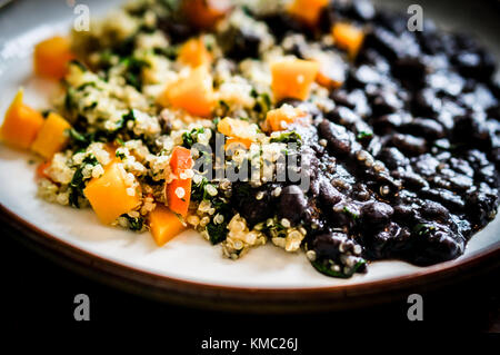 Quinoa mit Gemüse und schwarze Bohnen Stockfoto