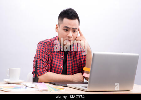 Happy Designer arbeiten auf seinem Laptop in kreative Büro Stockfoto